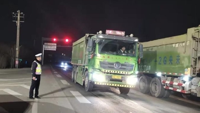 降夜间交通事故 除冬季路面隐患