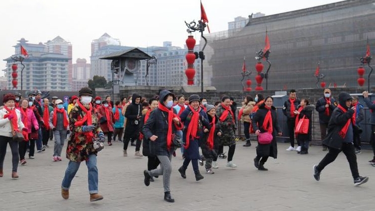 碑林区人力资源和社会保障局与南院门街道共同举办“迎元旦城墙健步走”活动