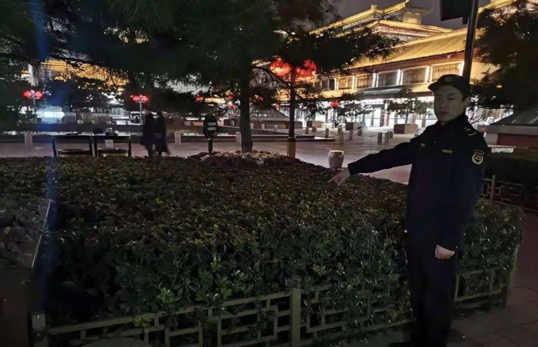 揪心！婴儿被弃寒风之中莲湖城管充当起“临时奶爸”