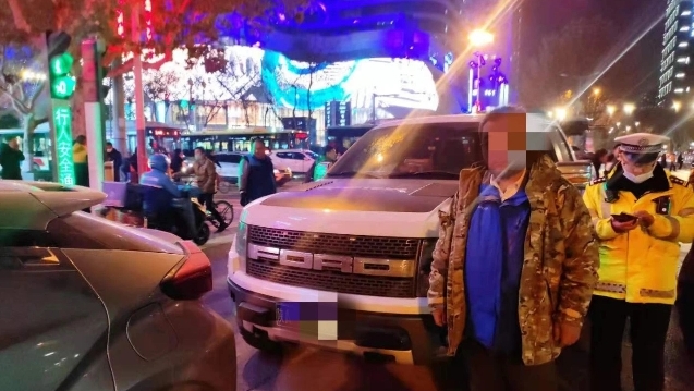 俩司机酒后“高调”驾车  雁塔交警高调“拿下”