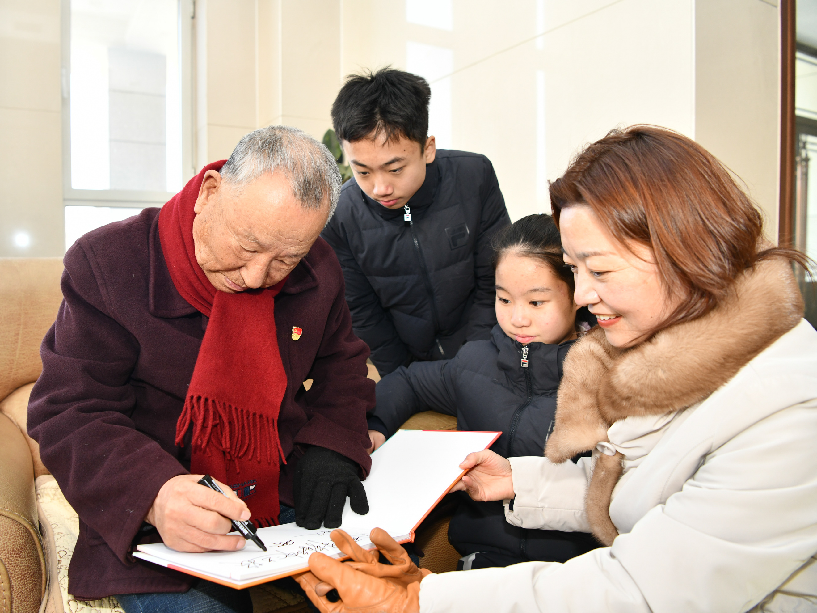 走进雷锋军营 传承榜样力量