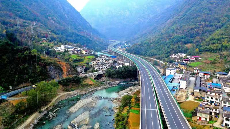 黄龙至蒲城,安康至岚皋高速公路通车延安安康实现"县县通高速"