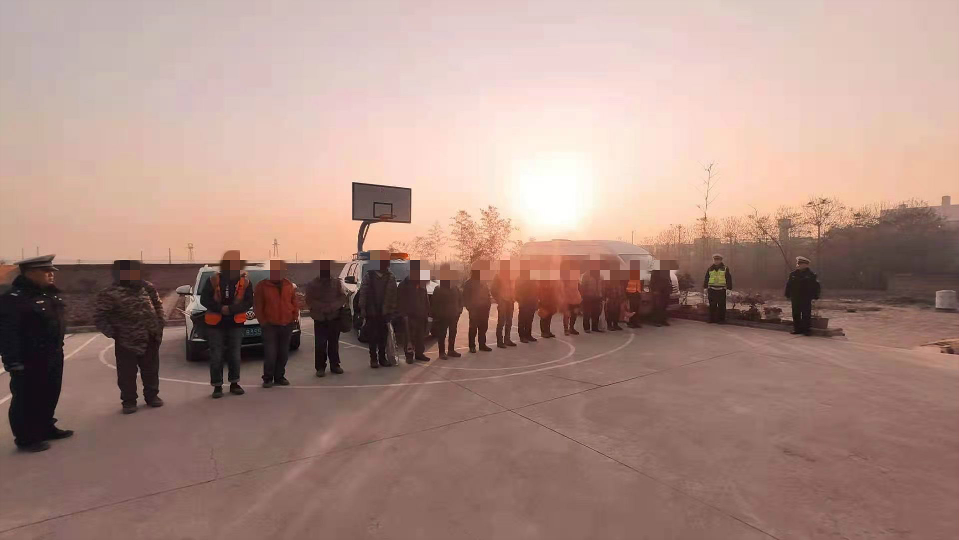 为赚300元 6座面包 车塞了 16人