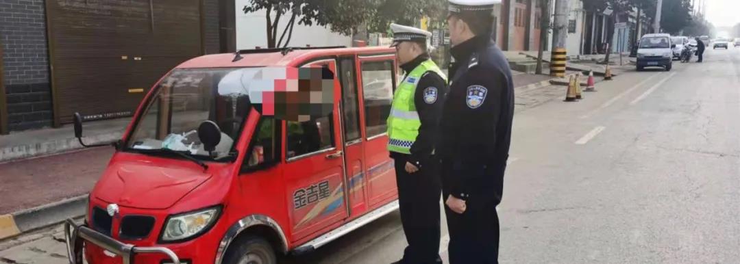 老年代步车被查 交警称：需持驾驶证C照可上路行驶