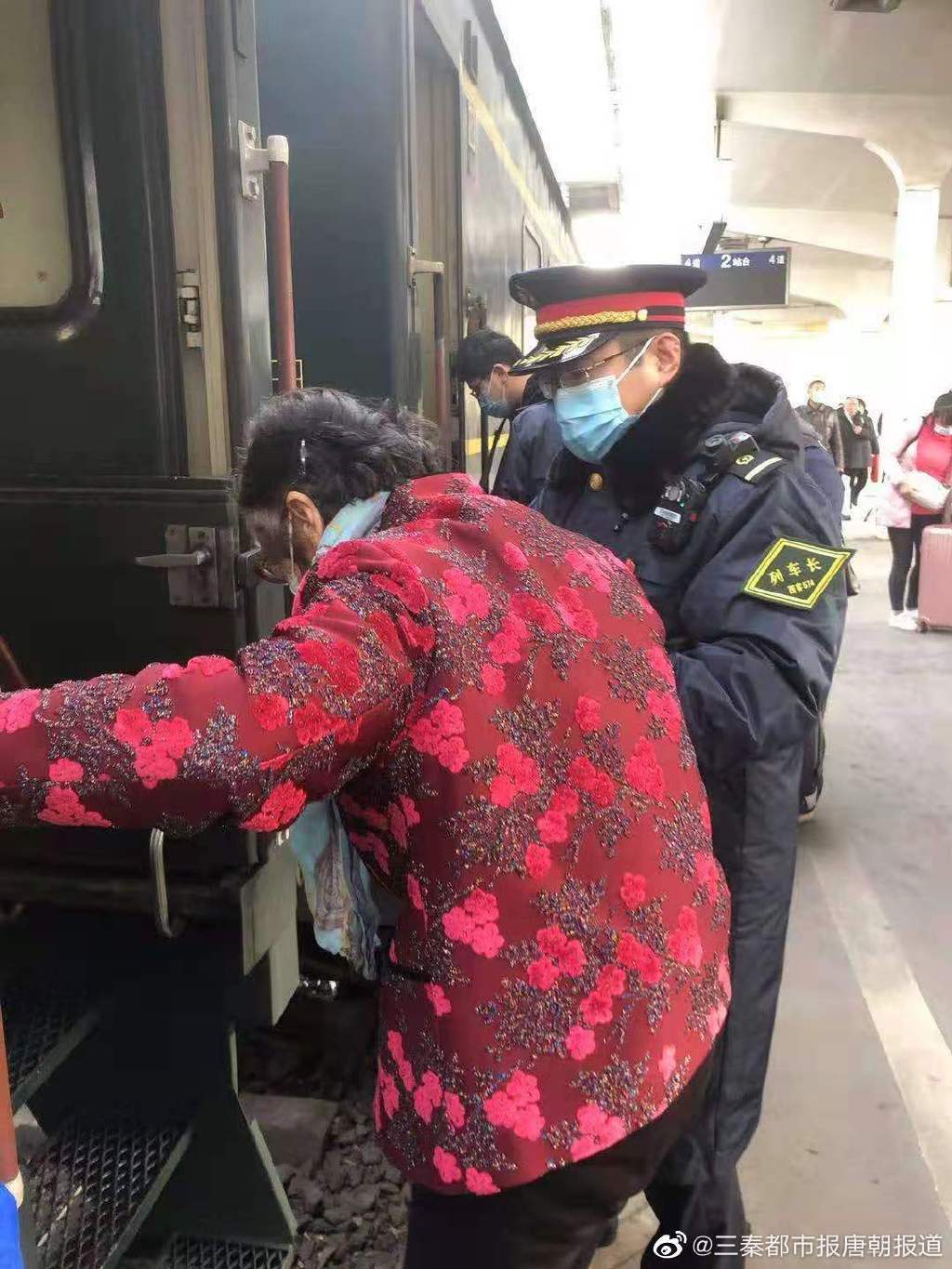 老人上车突发不适   列车长20小时照料