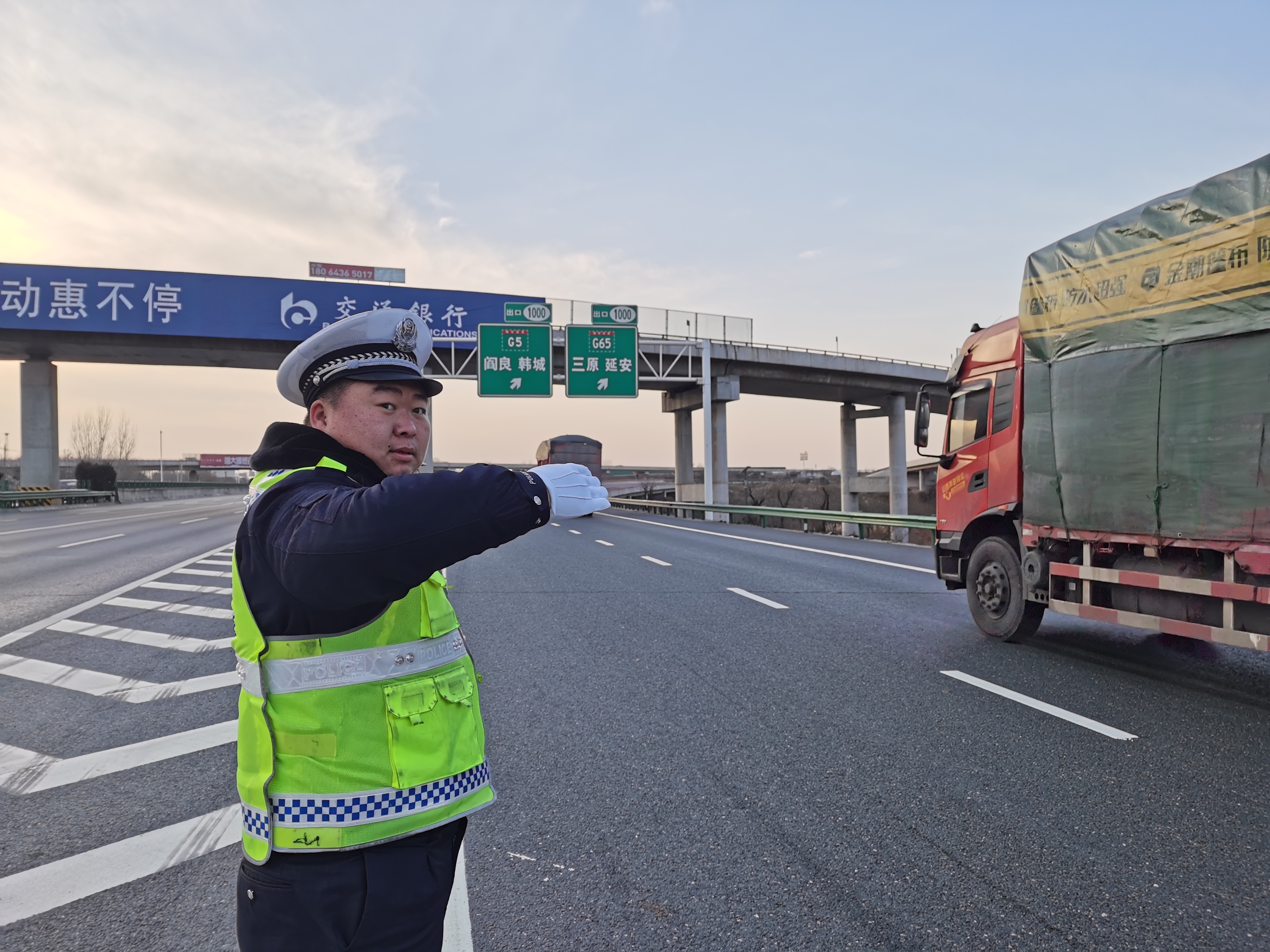 西安：重污染天气Ⅱ级应急响应启动10天 高速交警持续开展蓝天保卫战
