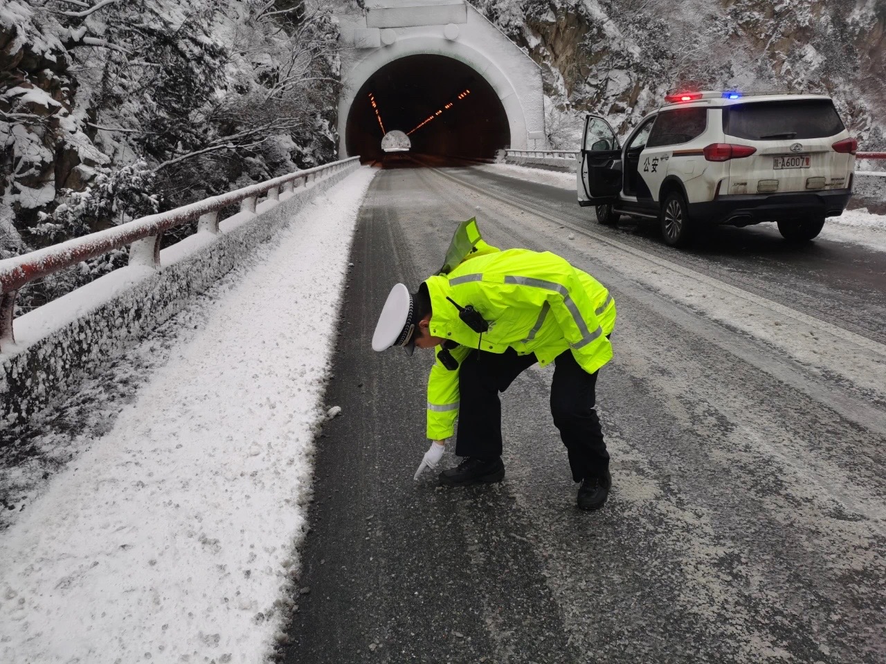 秦岭降雪 西安交警守护平安路