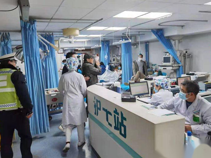 长安交警铁骑一天两次护送受伤群众就医