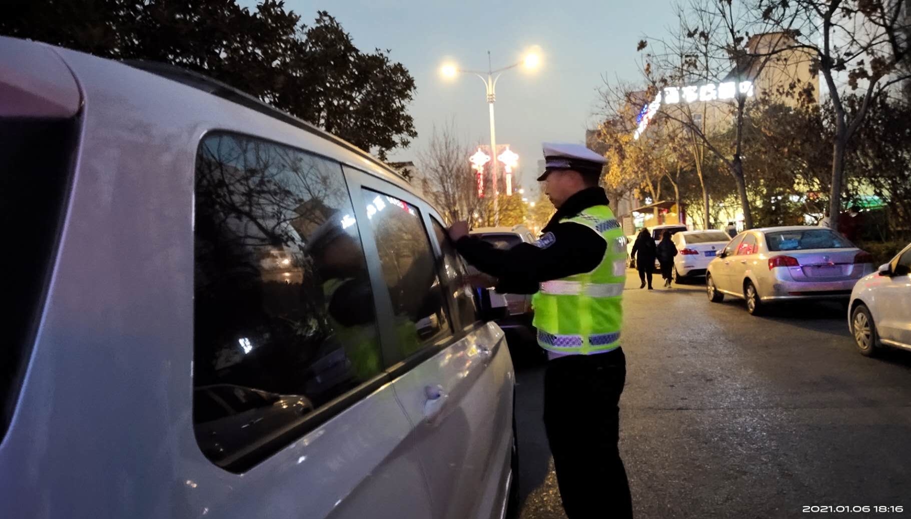 千余辆私家车挤占公交站点被高新交警处罚