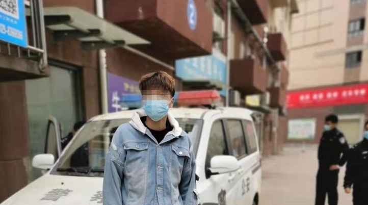 00后小伙替53岁大叔考科目一  网友： 你当考试员“眼瞎”吗？