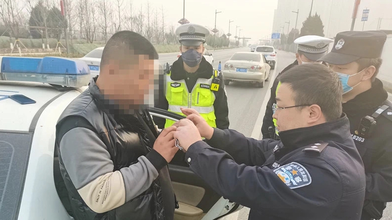 男子吸毒被注销驾照  又驾问题车被查