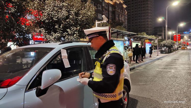 公交站点被停车"挤占" 高新交警严肃查处