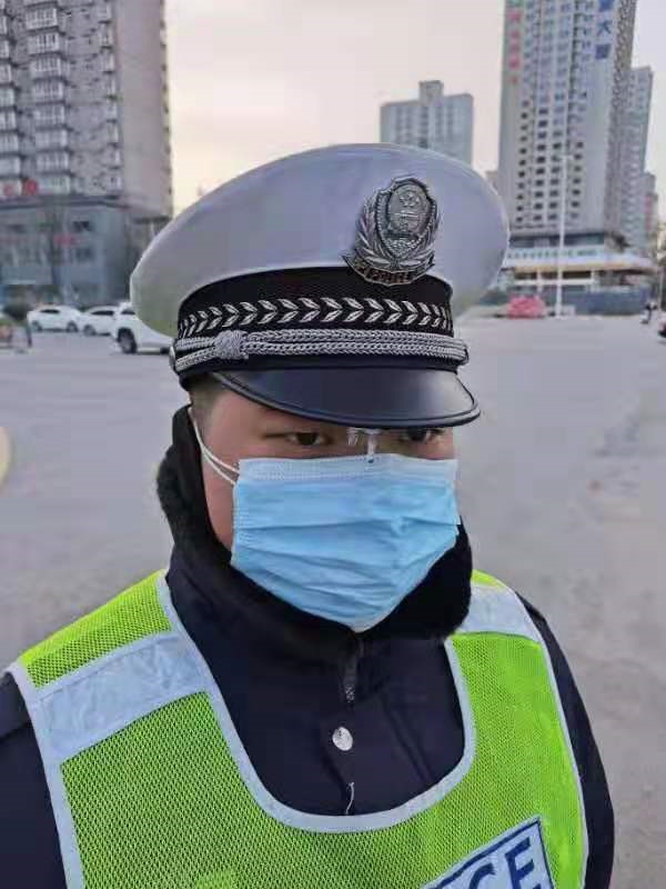 交警李润泽：　　帽檐上的冰溜“火”成低温标志