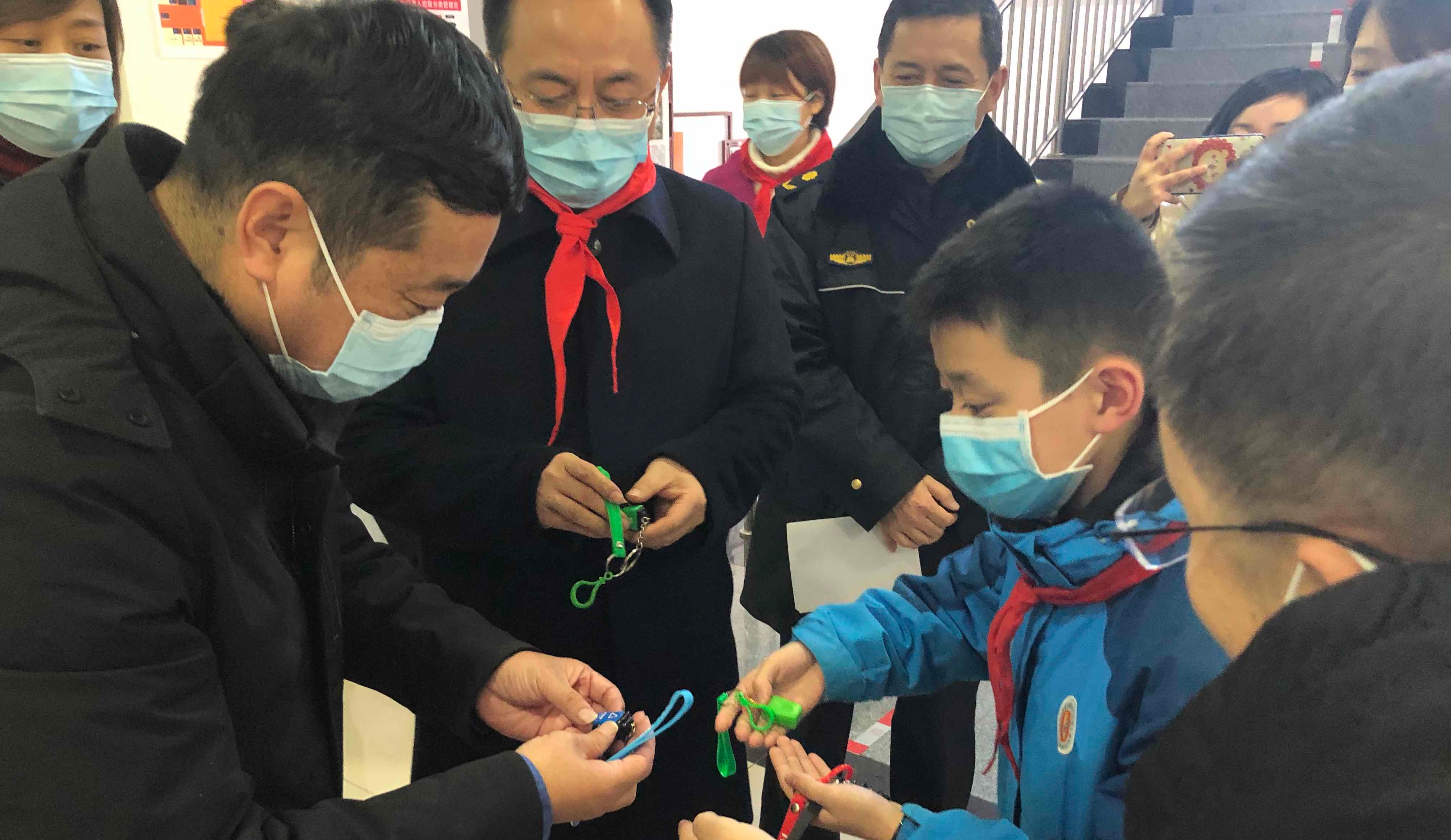 垃圾分类知识进课堂暨垃圾分类知识读本捐赠活动举办