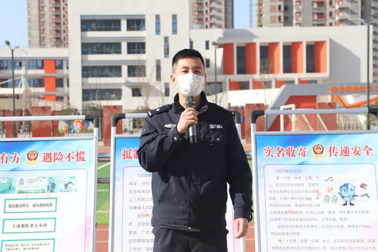社区民警进校园 安全教育伴成长西安高新区第八初级中学举办安全宣讲活动