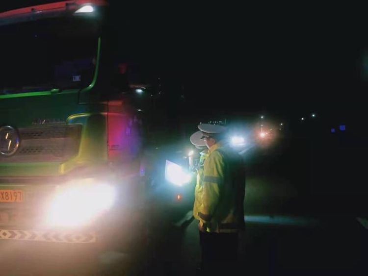 长安交警夜查货车 守护“平安行”