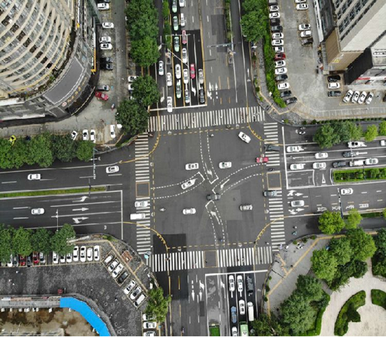 西安交警变身“马路画家” 绘制全运会“最美风景线”