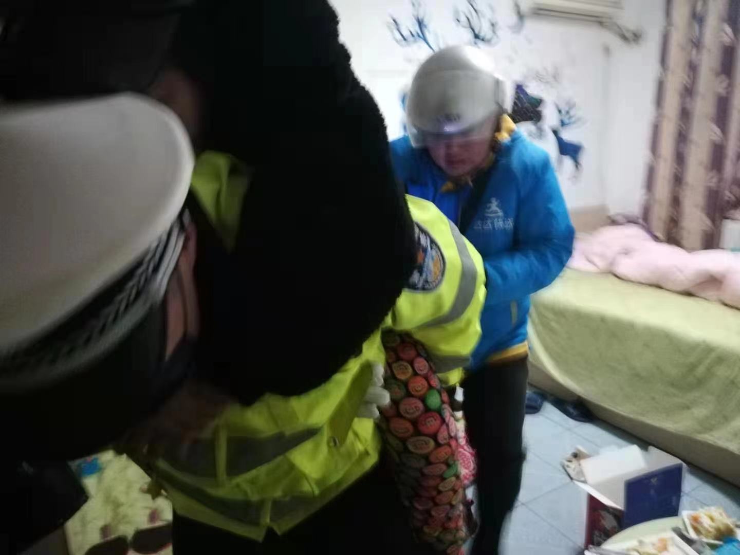 跑腿小哥发现市民家中发病求助 交警背送医院