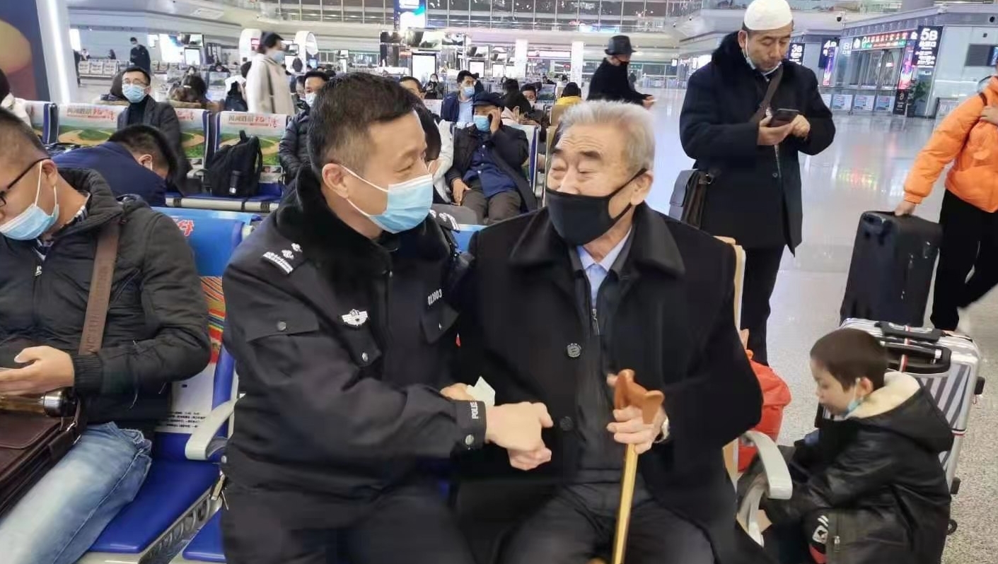 千里寄锦旗 暖暖警民情兰州八旬老人西安走失 民警乡音唤起记忆找到家