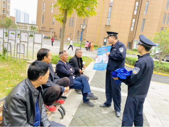 哪些电信诈骗针对老人  民警进小区讲解