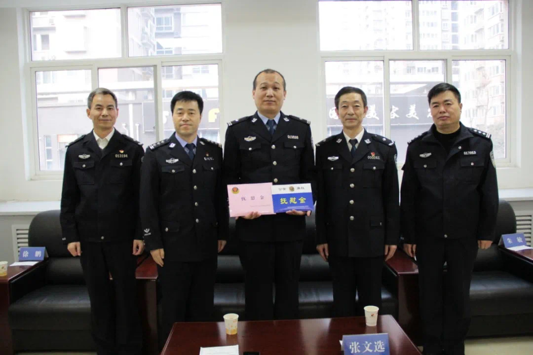 省公安厅 市局维权办 慰问太乙路派出所负伤民警