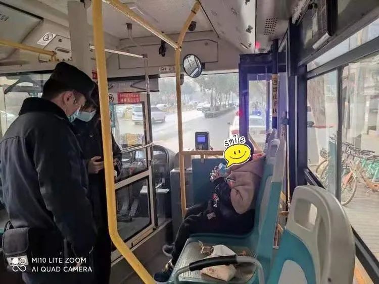 四岁男童独自乘车  公交民警帮他找到亲人