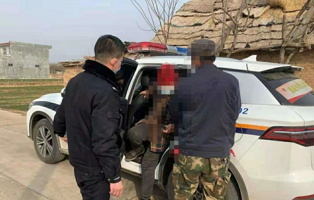  民警上门接患病女子办身份证