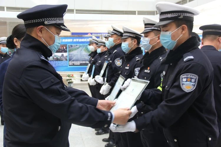 建设银行陕西分行向支队全体交警赠送“暖心大礼”