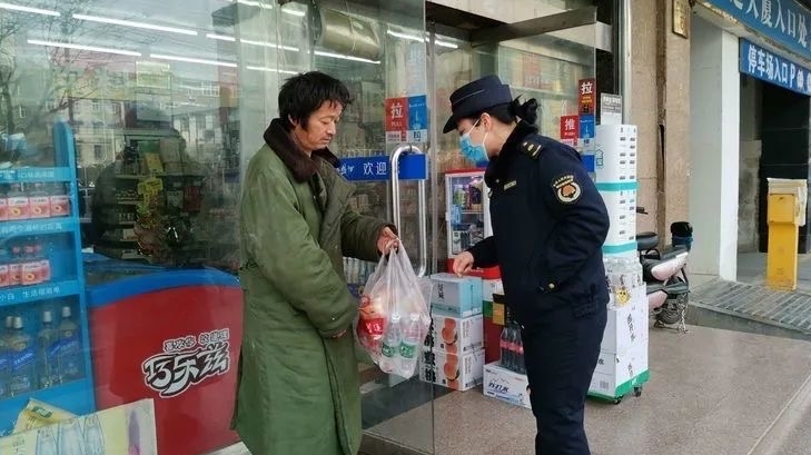 点赞！莲湖城管暖心救助流浪汉