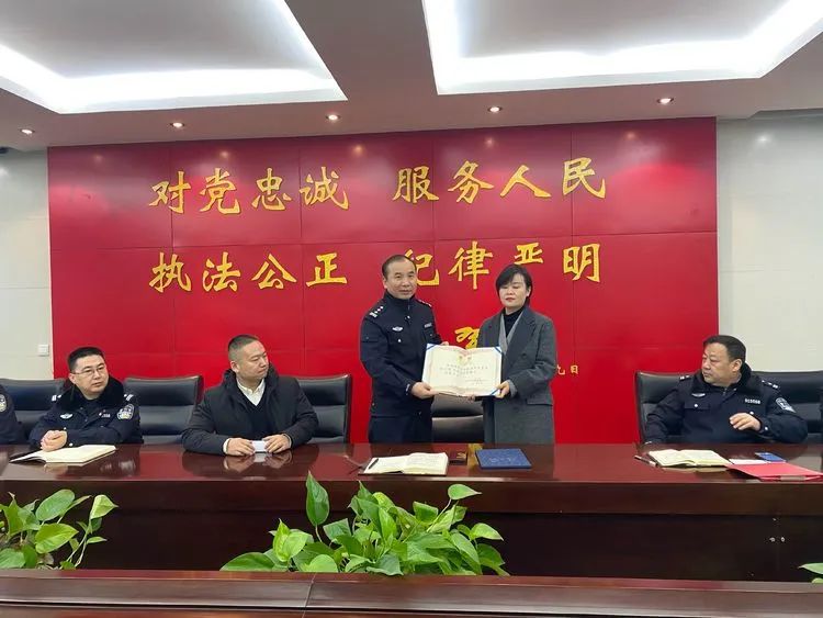 不断提升法制水平 长安路派出所聘请法律顾问为依法行政护航