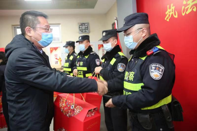 冬送温暖 情系一线