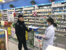 呵护市民生命健康 民警药店打假检查
