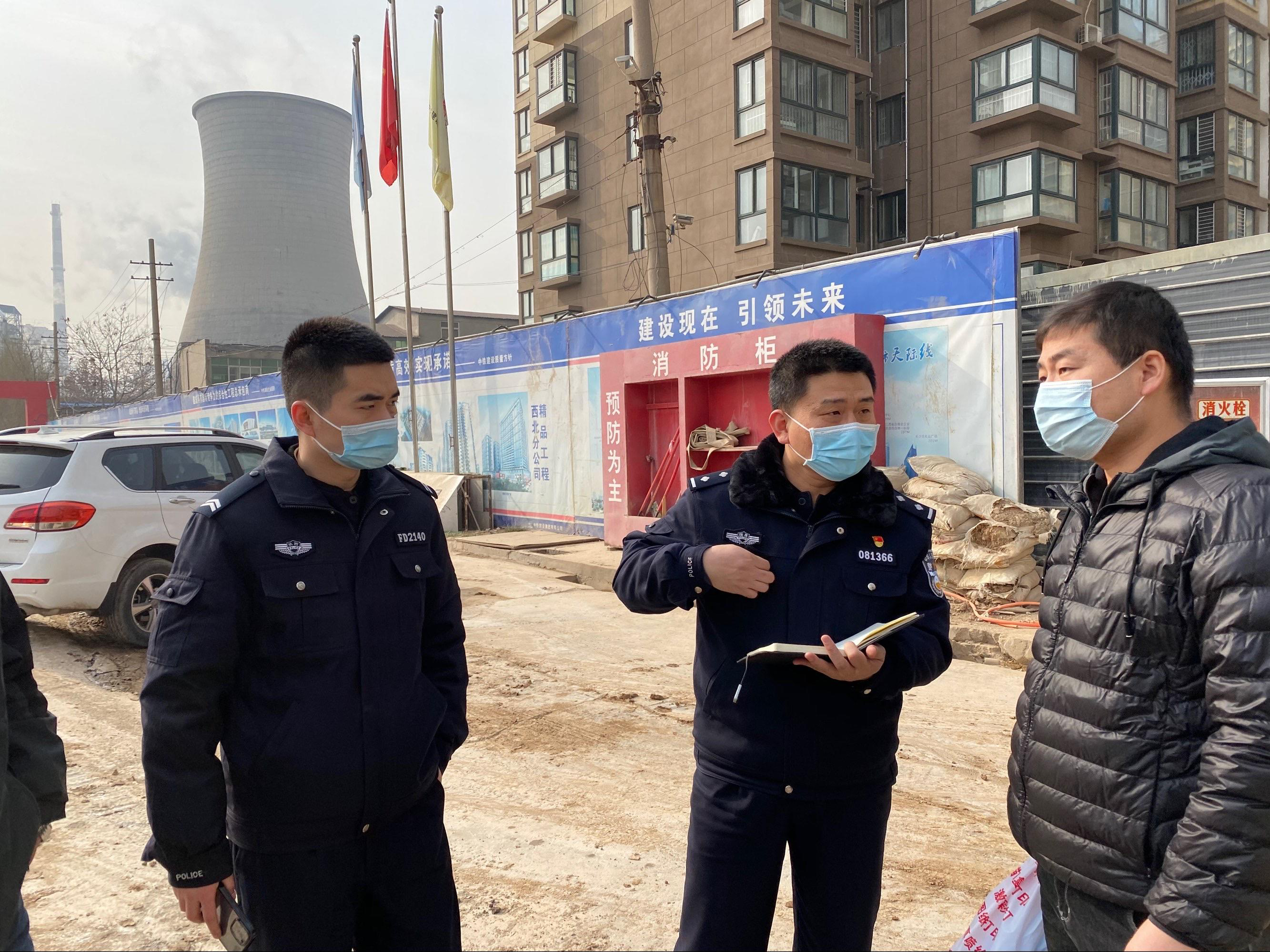 阿房宫派出所检查在建工地安全