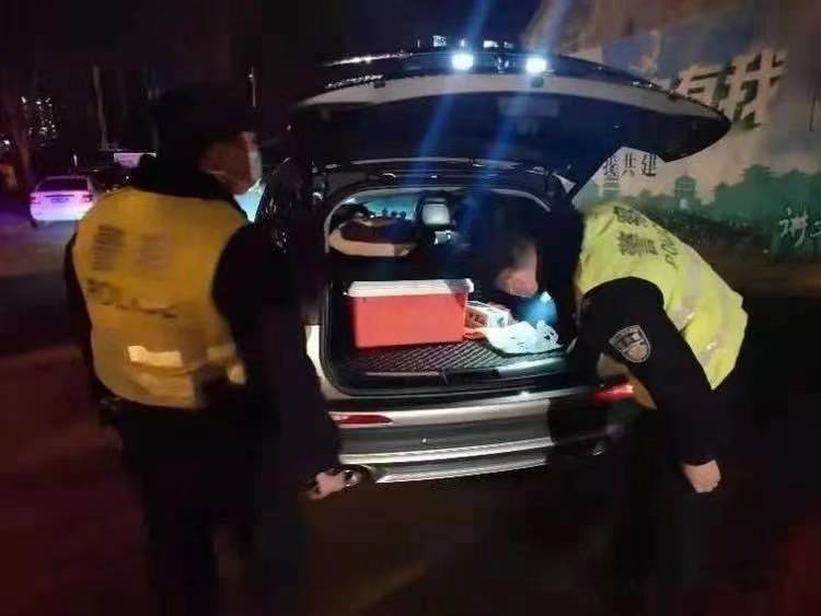 护平安 民警夜间开展武装设卡盘查工作