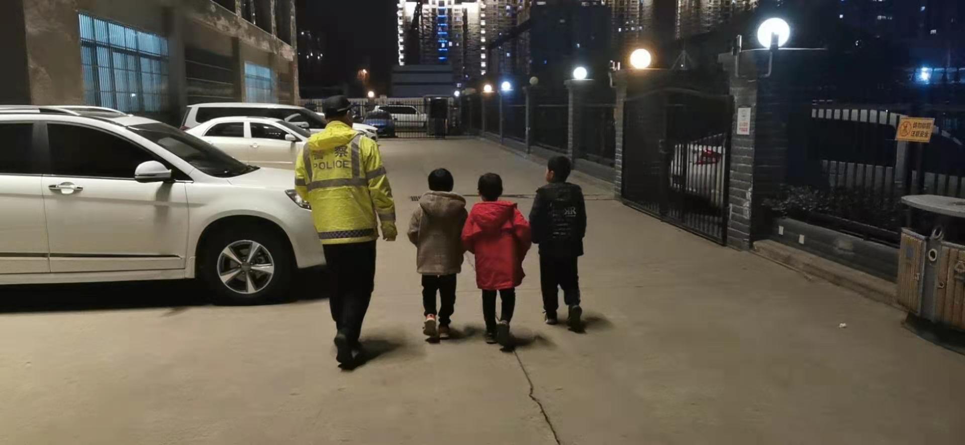 仨熊孩子骑单车逆行上立交桥  交警竟然这么做