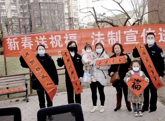 灞桥分局开展“墨香四溢迎牛年 送福送法送春联”进社区活动