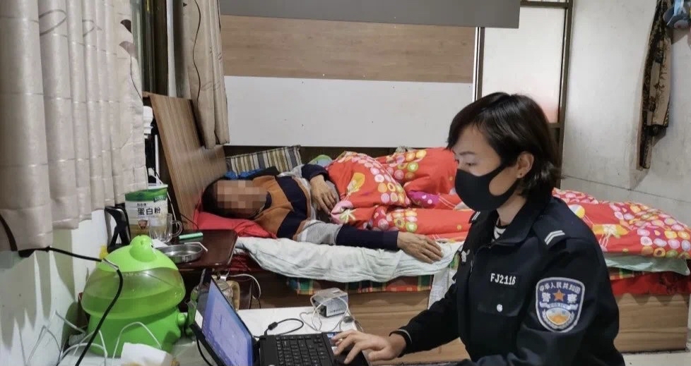 民警上门办理身份证 患病老人连称赞