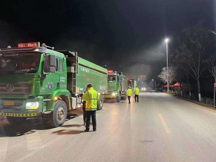 保障春运交通安全 长安交警开展夜查行动