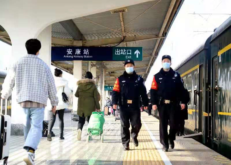 新春走基层|祖孙三代牢记从警初心助力春运铁路安全