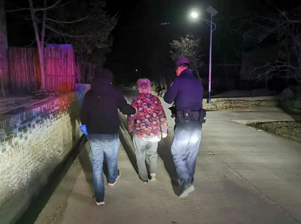 凌晨阎良警方送七旬迷路老人回家