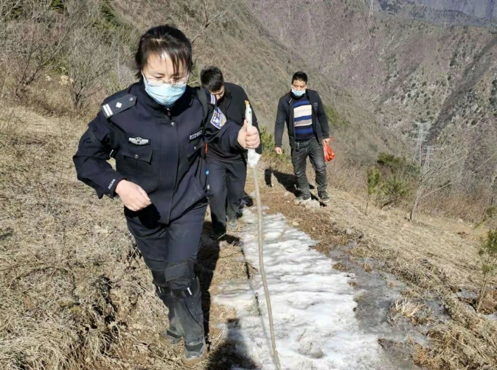 翻山越岭15公里 来回往返8个小时 这张身份证很暖心