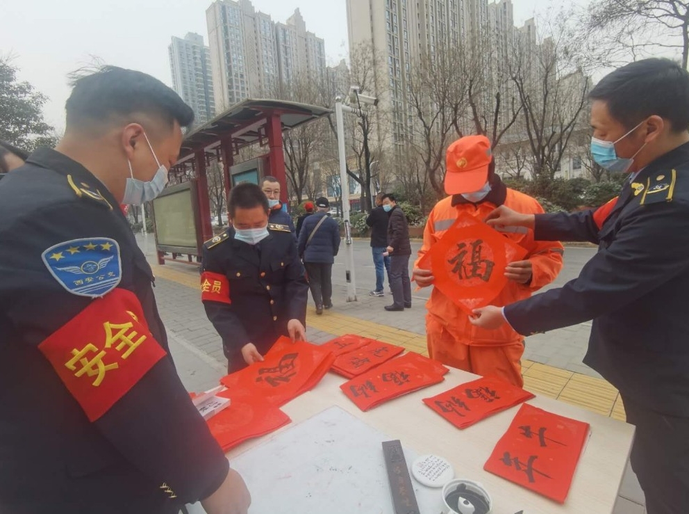 公交志愿者为市民乘客送“祝福”