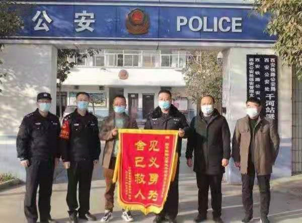 民警救起落水儿童后悄悄离开