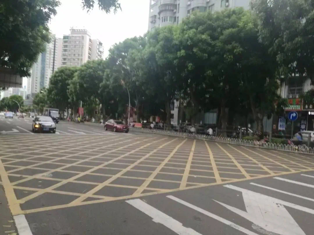 “网格线停车”与“双黄线停车”可以用随手拍举报了