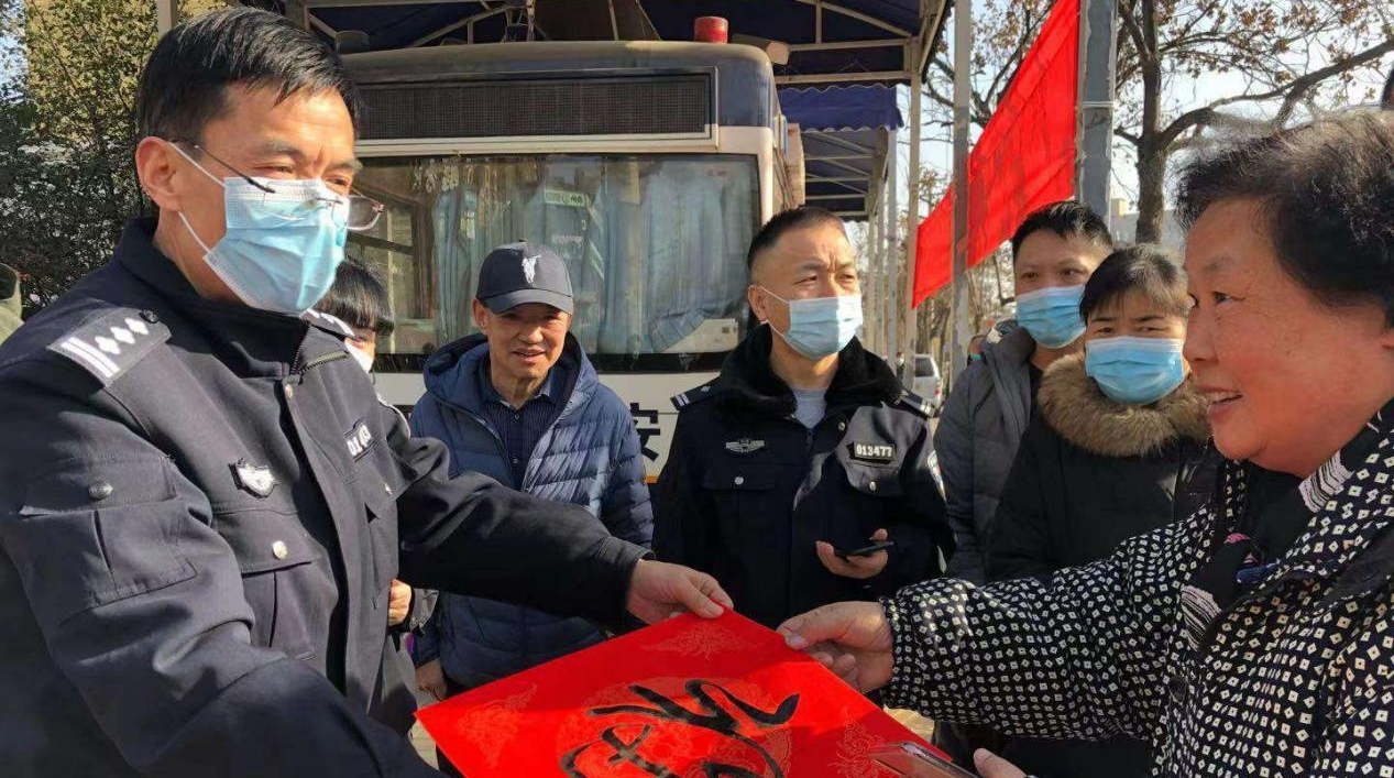等驾坡派出所民警上街给市民写春联送祝福