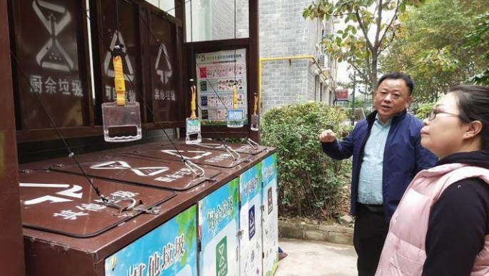 践行分类新时尚，收到锦旗获赞誉——省直机关三爻小区物业为雁塔区城管送锦旗