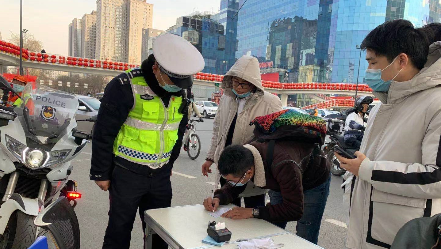 <p>摩托车上高架桥穿隧道罚款200 扣3分 西安交警集中整治两三轮电动车摩托车<br></p>