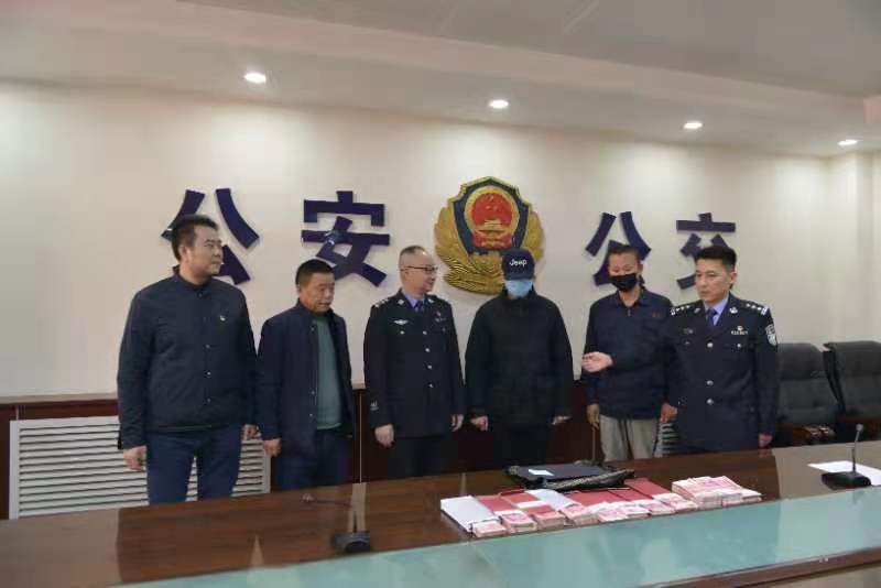 醉酒乘客打车落下20万元 “的哥”拾金不昧 公安公交分局积极协助找到失主并发还