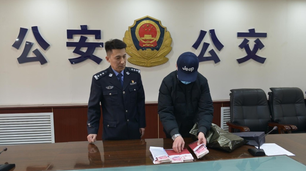 醉酒乘客打车落下20万元 “的哥”拾金不昧及时送还