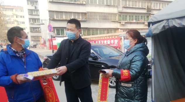 迎新春送春联 法律服务暖人心